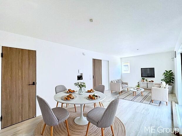 ご家族の賑やかな話し声で包まれる明るいリビング  ※家具はCGです