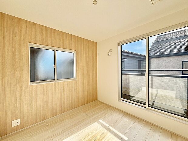 窓からのやさしい光が心地よいプライベートルーム