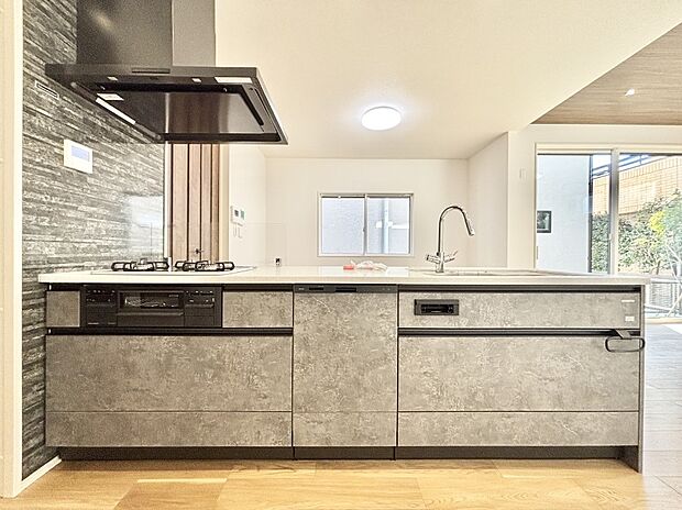 リビングを見渡せる人気のカウンターキッチン。 家族を見守りながら家事をすることができます。