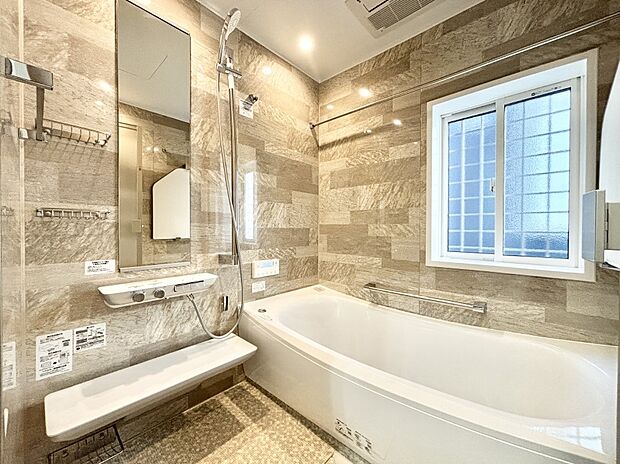 落ち着いた雰囲気でゆっくりお寛ぎいただけるバスルーム