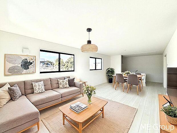 ご家族の賑やかな話し声で包まれる明るいリビング  ※家具はCGです