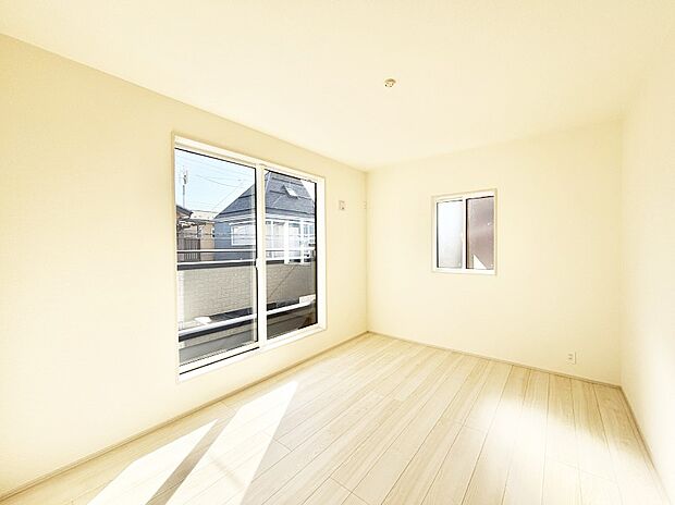 バルコニーが開放感をプラスしてくれる洋室