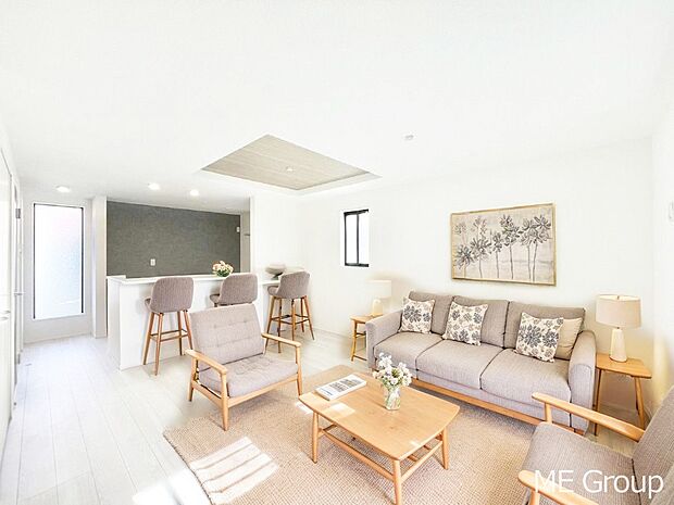 家族の和やかな会話が聞こえてきそう。開放感のあるリビングです。※家具はCGです  