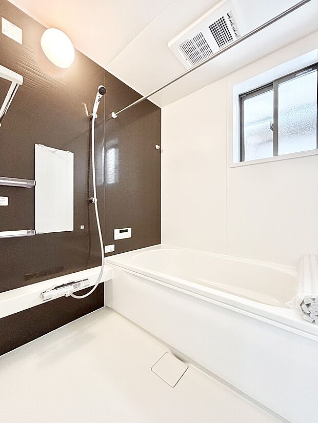 一日の疲れを癒してくれる明るい清潔感のあるバスルーム