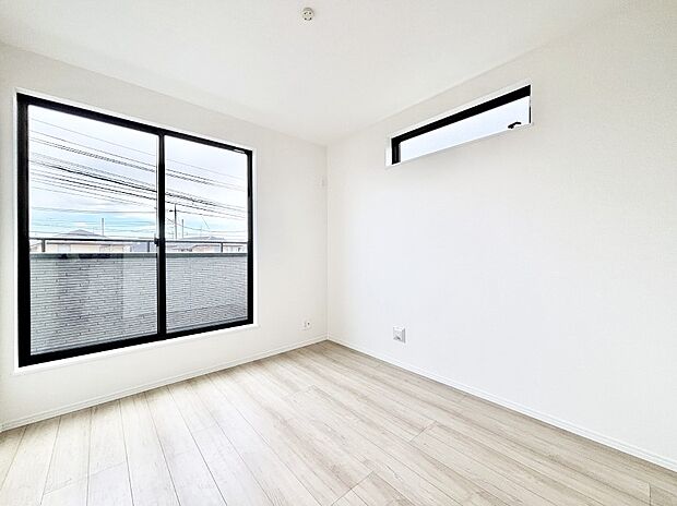 バルコニーが開放感をプラスしてくれる洋室