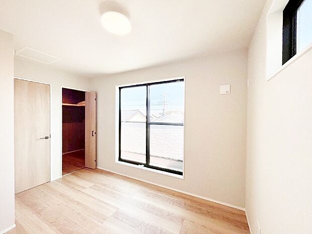 ウォークインクローゼットがあるお部屋！季節ごとの入れ替えも不要で便利です。 