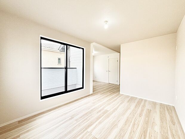 バルコニーが開放感をプラスしてくれる洋室