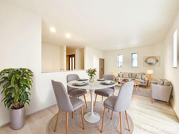 家族の和やかな会話が聞こえてきそう。開放感のあるリビングです。※家具はCGです  