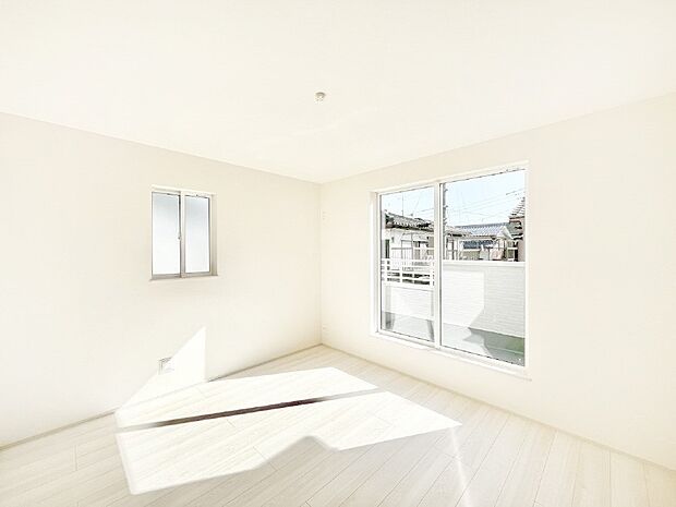 バルコニーが開放感をプラスしてくれる洋室