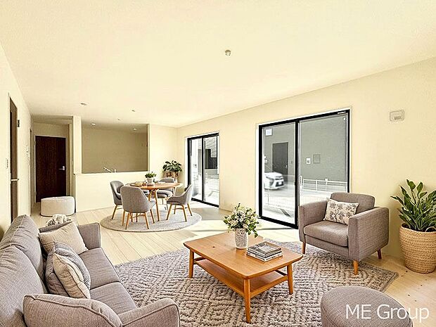 ご家族の賑やかな話し声で包まれる明るいリビング  ※家具はCGです