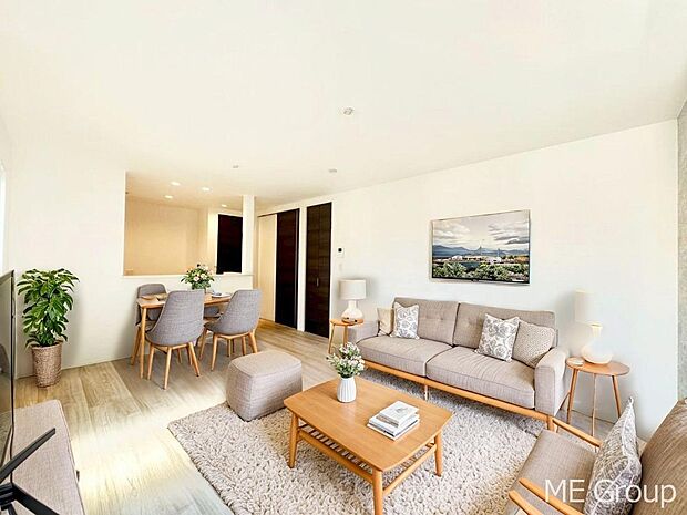 プライバシーも守れる2階リビングは明るく開放感たっぷり　※家具はCGです