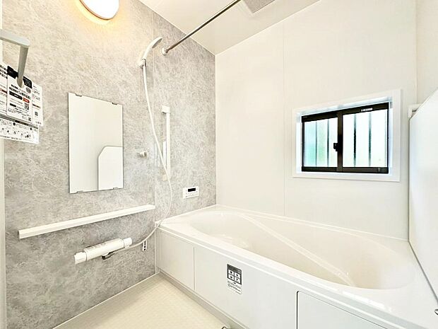 一日の疲れを癒してくれる明るい清潔感のあるバスルーム