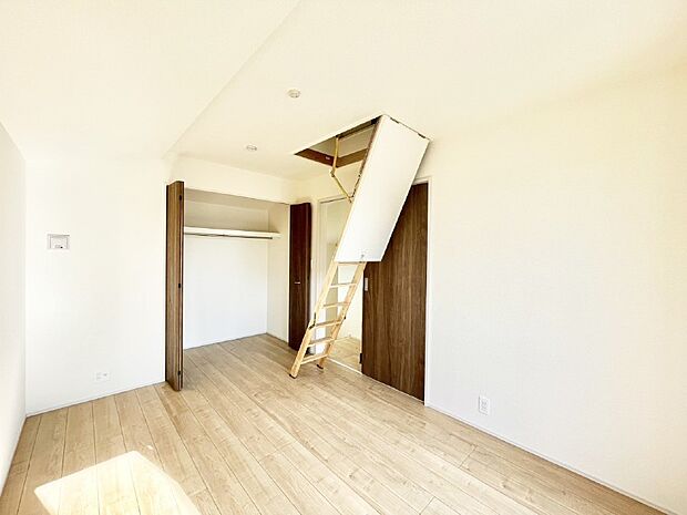 小屋裏収納付きの洋室！季節の品や趣味の品などスッキリ収納できますね