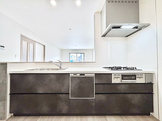 リビングを見渡せる人気のカウンターキッチン。 家族を見守りながら家事をすることができます。