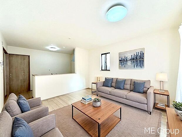 ご家族の賑やかな話し声で包まれる明るいリビング  ※家具はCGです