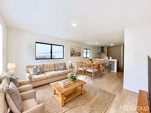 ご家族の賑やかな話し声で包まれる明るいリビング ※家具はCGです