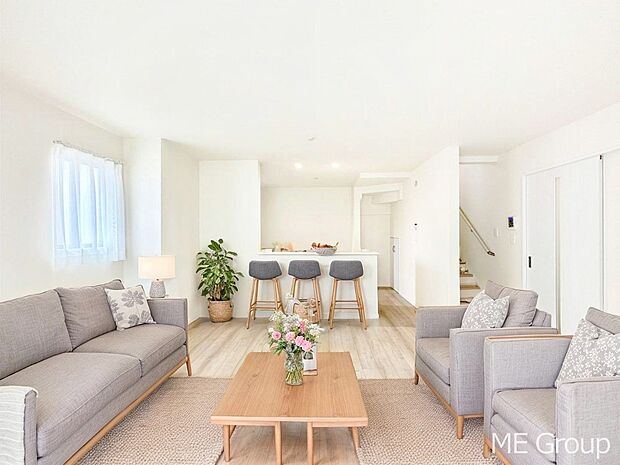 家族の和やかな会話が聞こえてきそう。開放感のあるリビングです。※家具はCGです