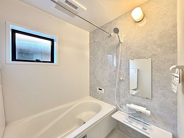 落ち着いた雰囲気でゆっくりお寛ぎいただけるバスルーム