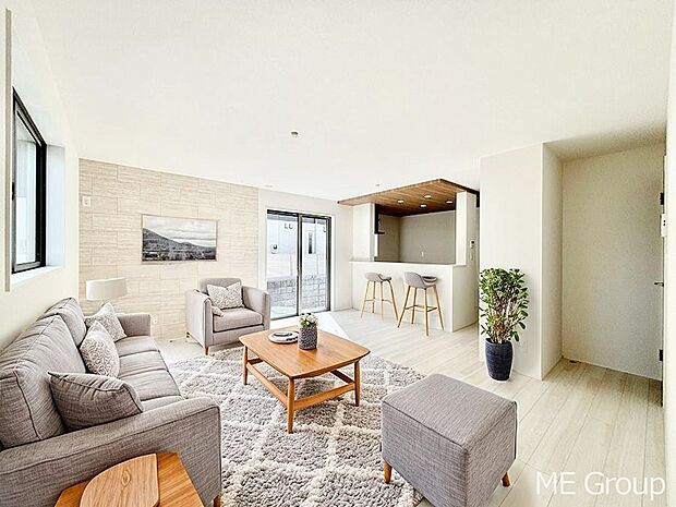 ご家族の賑やかな話し声で包まれる明るいリビング ※家具はCGです