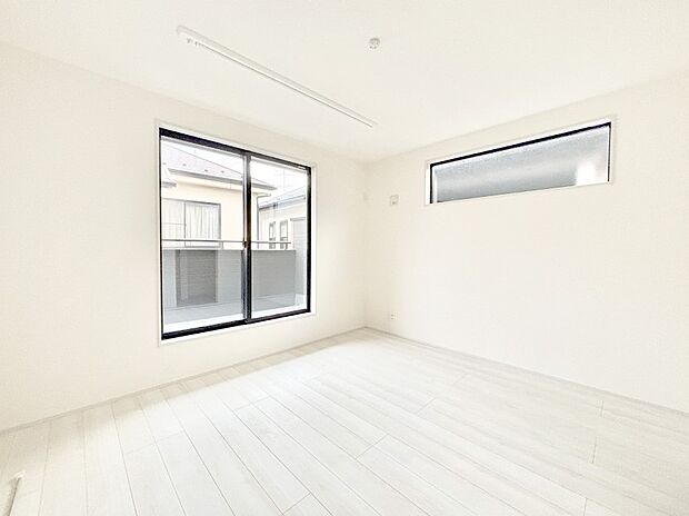 バルコニーが開放感をプラスしてくれる洋室