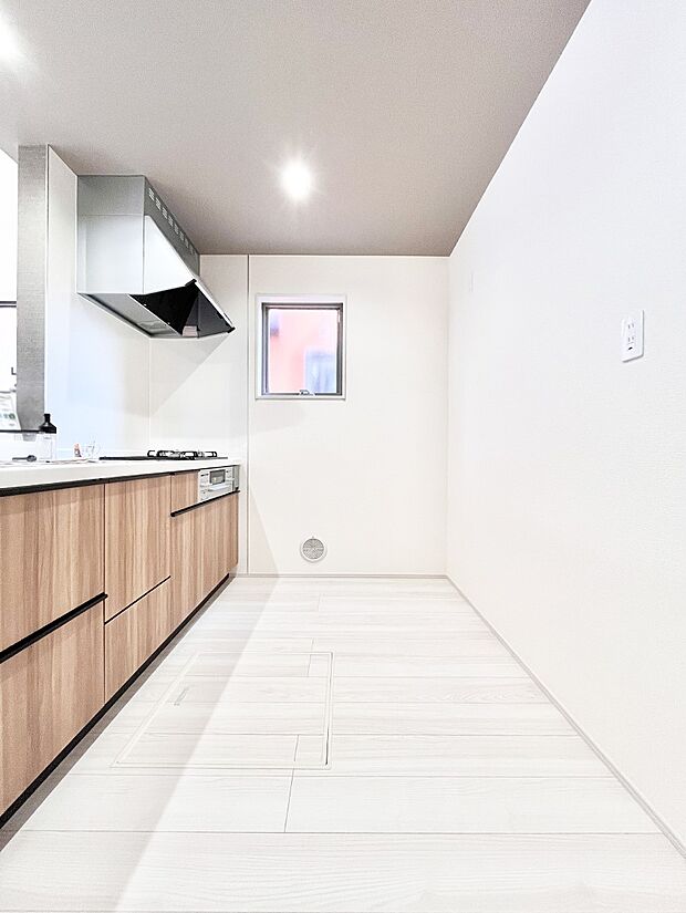 爽やかな風が通り抜けるキッチン。窓があるので明るく換気にも役立ちます。