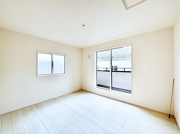 明るいバルコニーサイドに洋室を設置。目覚めの良い寝室に。