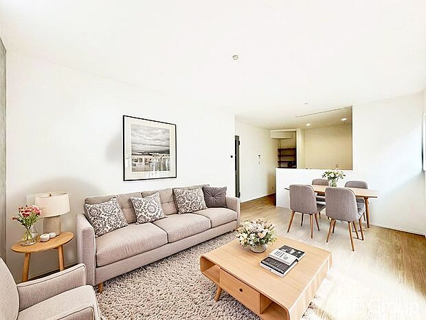 落ち着いた雰囲気のLDKは家族みんなの快適空間※家具はCGです