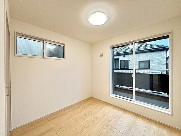 バルコニーが開放感をプラスしてくれる洋室