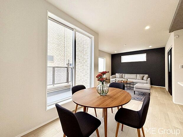 ご家族の賑やかな話し声で包まれる明るいリビング ※家具はCGです