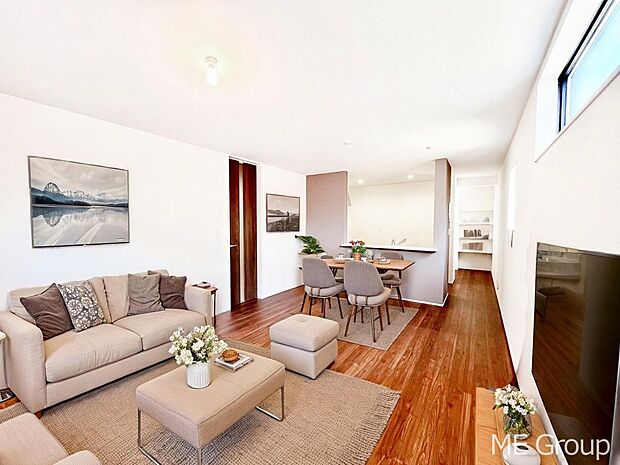 落ち着いた雰囲気のLDKは家族みんなの快適空間 ※家具はCGです