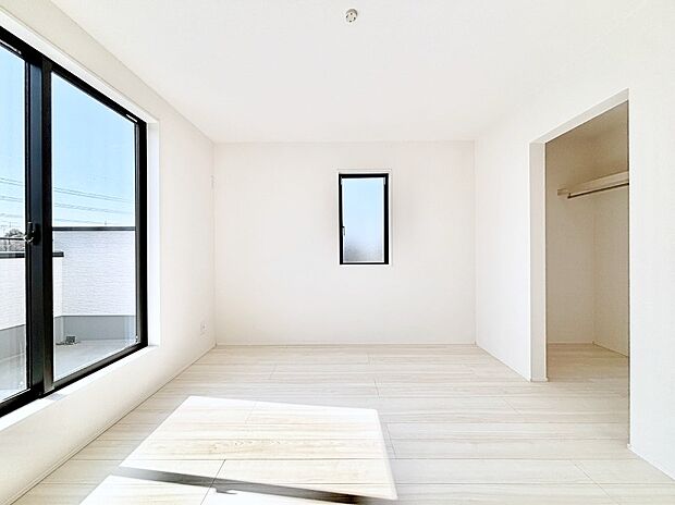 ウォークインクローゼットがあるお部屋!季節ごとの入れ替えも不要で便利です。