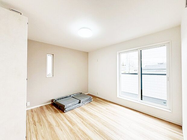 バルコニーが開放感をプラスしてくれる洋室