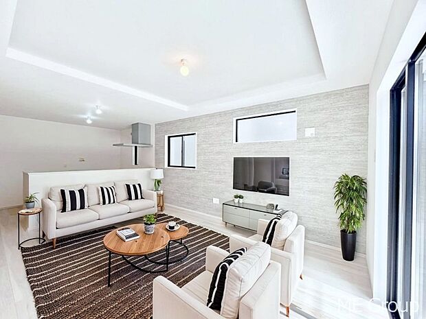 ご家族の賑やかな話し声で包まれる明るいリビング ※家具はCGです