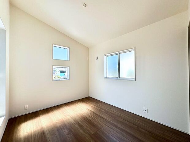 勾配天井を採用して開放感をプラス。2面採光で明るく風通しも良好です。