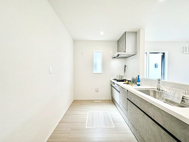 爽やかな風が通り抜けるキッチン。窓があるので明るく換気にも役立ちます。