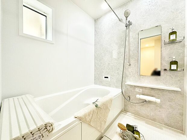 一日の疲れを癒してくれる明るい清潔感のあるバスルーム