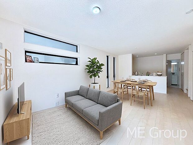 ご家族の賑やかな話し声で包まれる明るいリビング ※家具はCGです