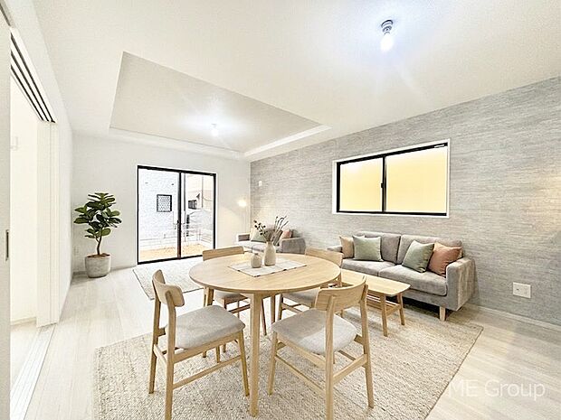 家族の和やかな会話が聞こえてきそう。開放感のあるリビングです。※家具はCGです