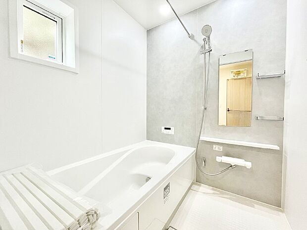 一日の疲れを癒してくれる明るい清潔感のあるバスルーム