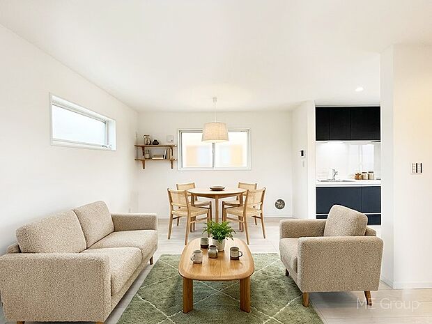 プライバシーも守れる2階リビングは明るく開放感たっぷり ※家具はCGです