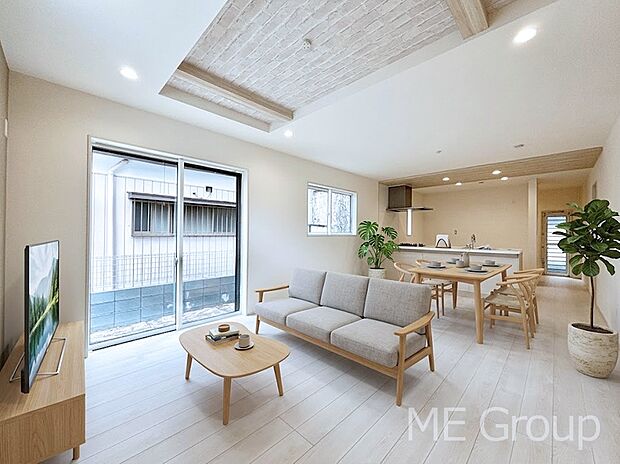 ご家族の賑やかな話し声で包まれる明るいリビング  ※家具はCGです