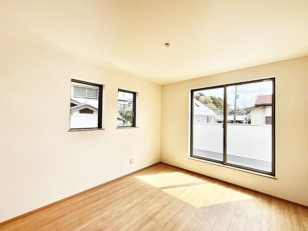 バルコニーが開放感をプラスしてくれる洋室  