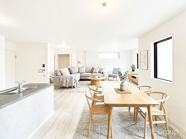 家族の和やかな会話が聞こえてきそう。開放感のあるリビングです。※家具はCGです