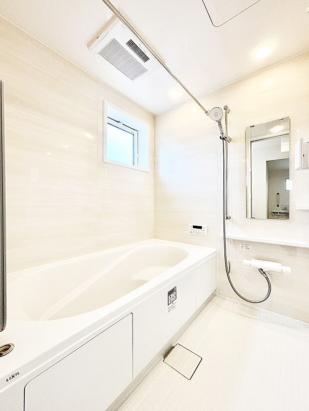 一日の疲れを癒してくれる明るい清潔感のあるバスルーム