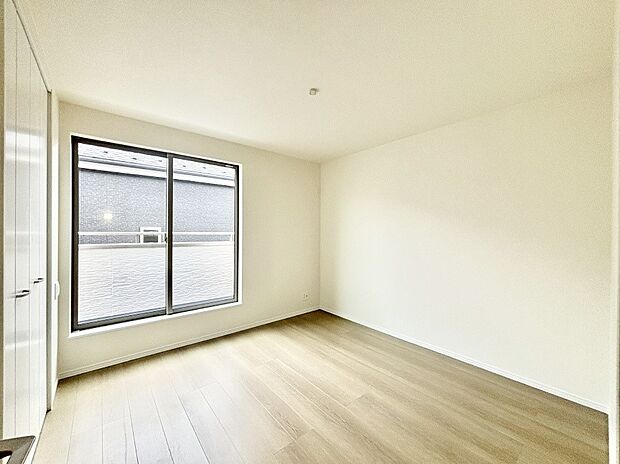 明るいバルコニーサイドに洋室を設置。目覚めの良い寝室に。