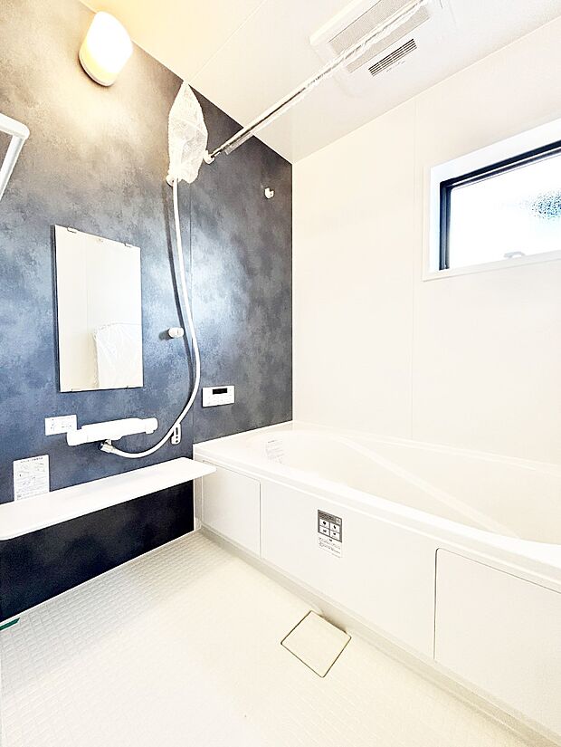 一日の疲れを癒してくれる明るい清潔感のあるバスルーム