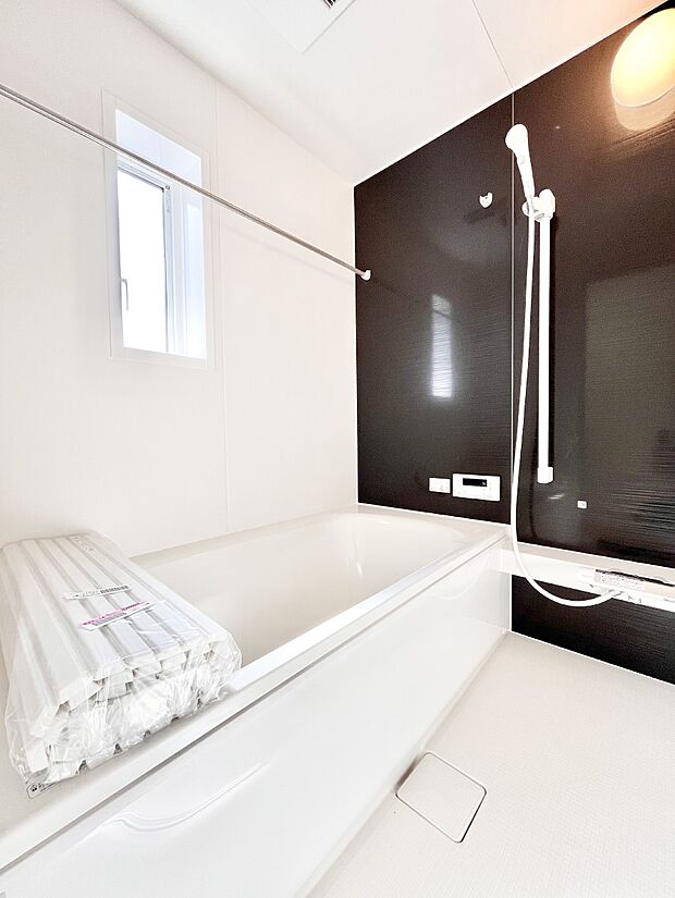 一日の疲れを癒してくれる明るい清潔感のあるバスルーム