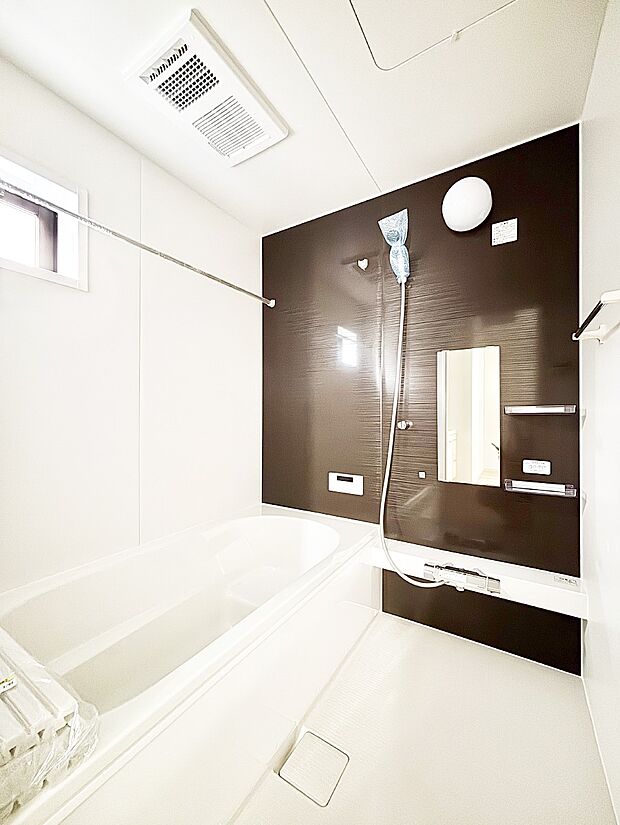 一日の疲れを癒してくれる明るい清潔感のあるバスルーム