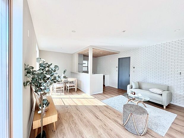 ナチュラルテイストの優しく柔らかい色使いのフローリングが素敵なリビングですね。