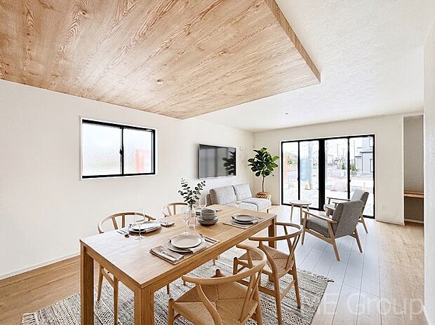 家族の和やかな会話が聞こえてきそう。開放感のあるリビングです。※家具はCGです  